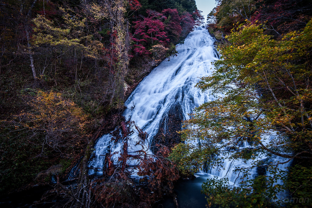 迫力満点な滝と紅葉「湯滝」