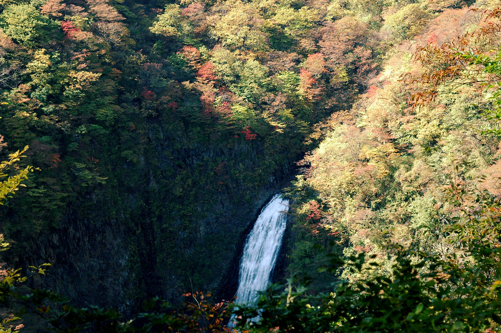 壮大な滝がある蔵王エコーライン