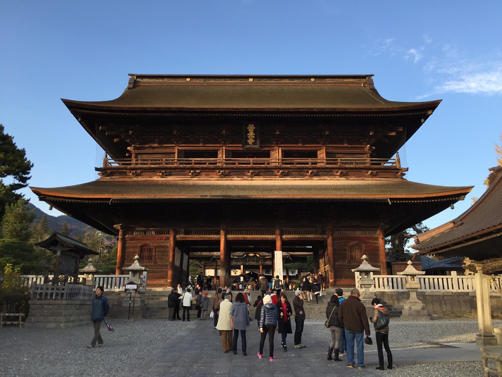 善光寺参道に佇む山門
