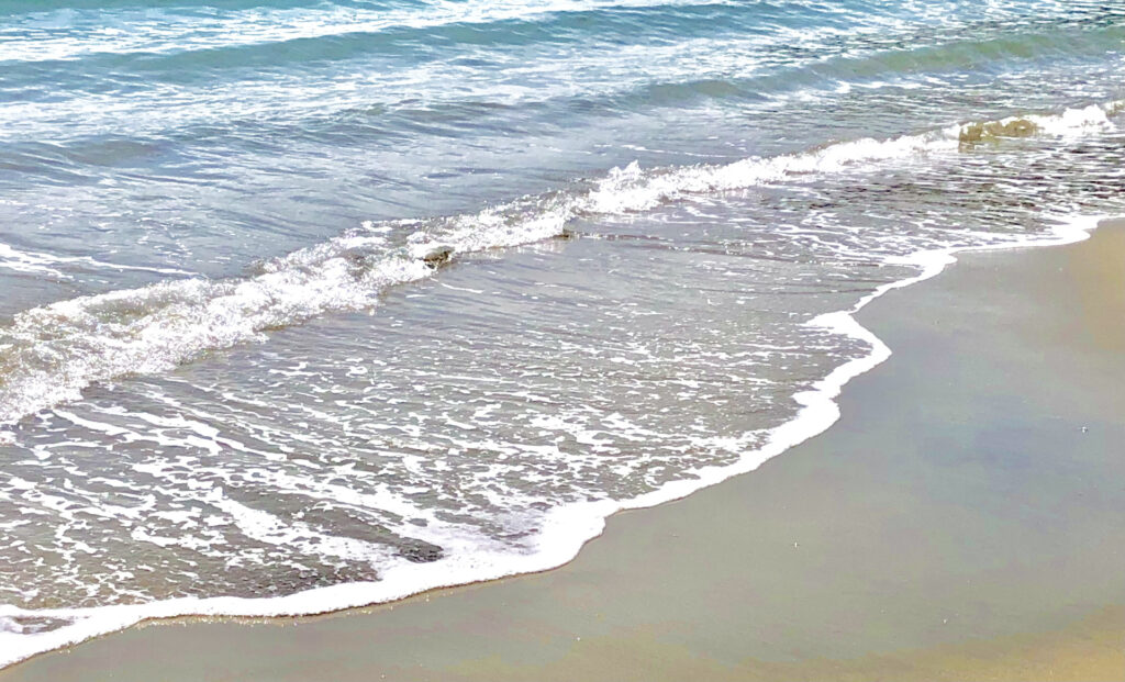 熱海サンビーチの波