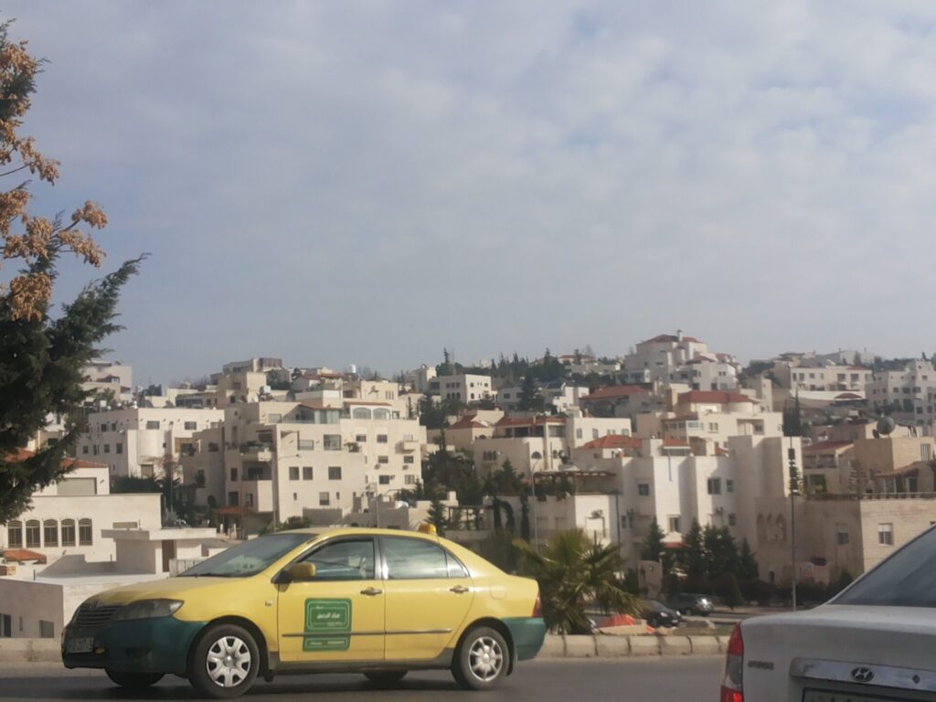 アンマンの街並みとタクシー