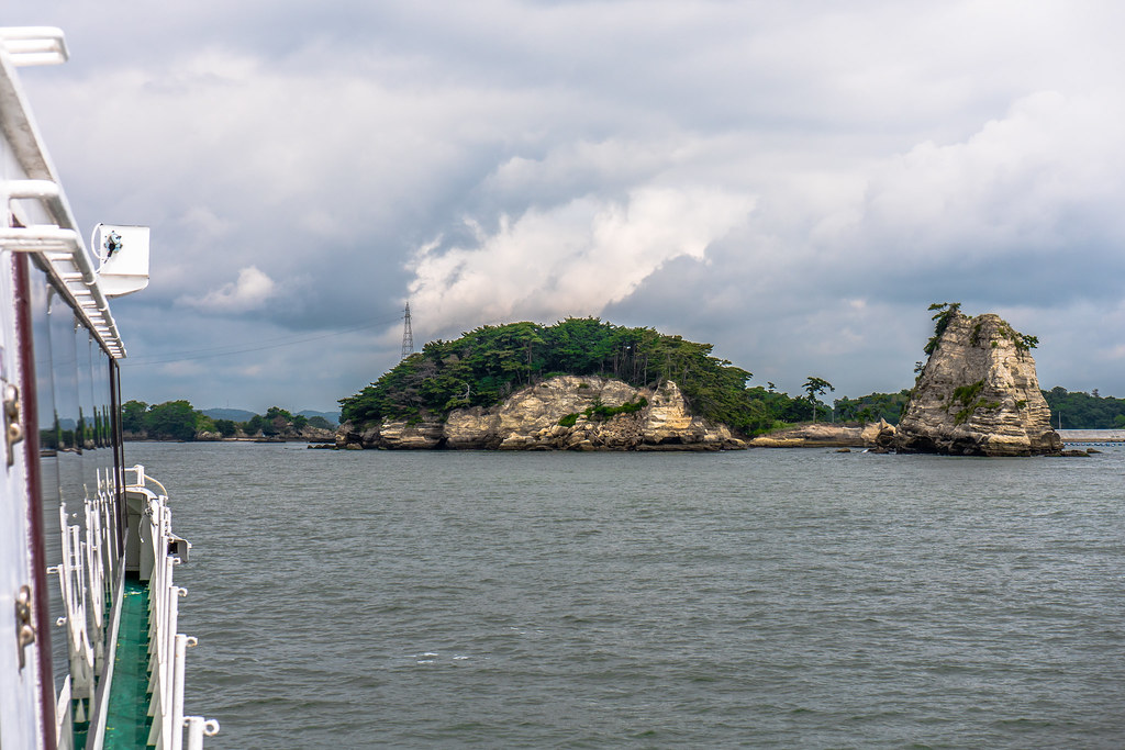 日本三景のひとつ「松島」で運行する観光船から見る風景