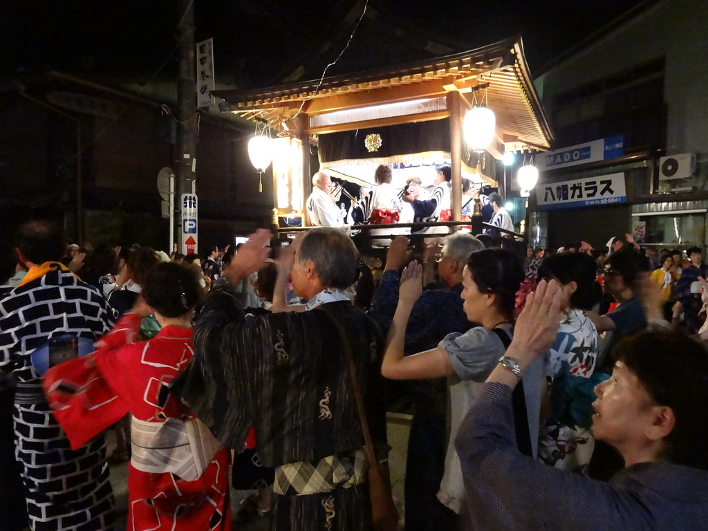 郡上おどりに参加する人