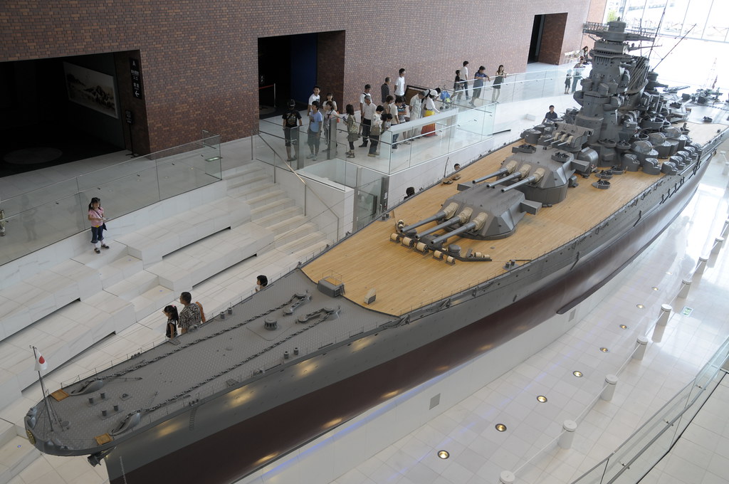 大和ミュージアムの展示物を鑑賞する