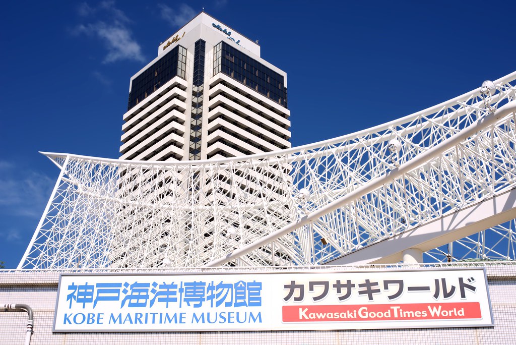 神戸海洋博物館カワサキワールドから見上げるホテルオークラ神戸
