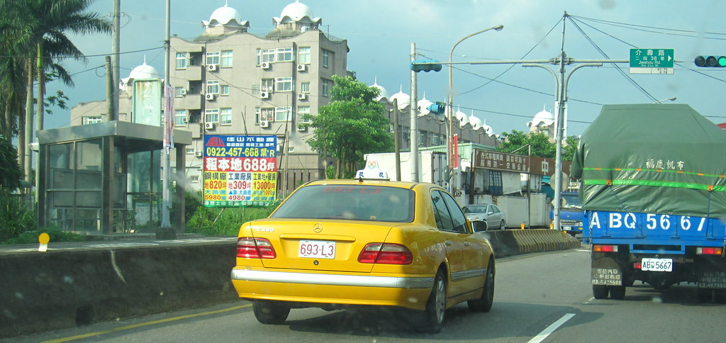 桃園空港から移動するタクシーのイメージ