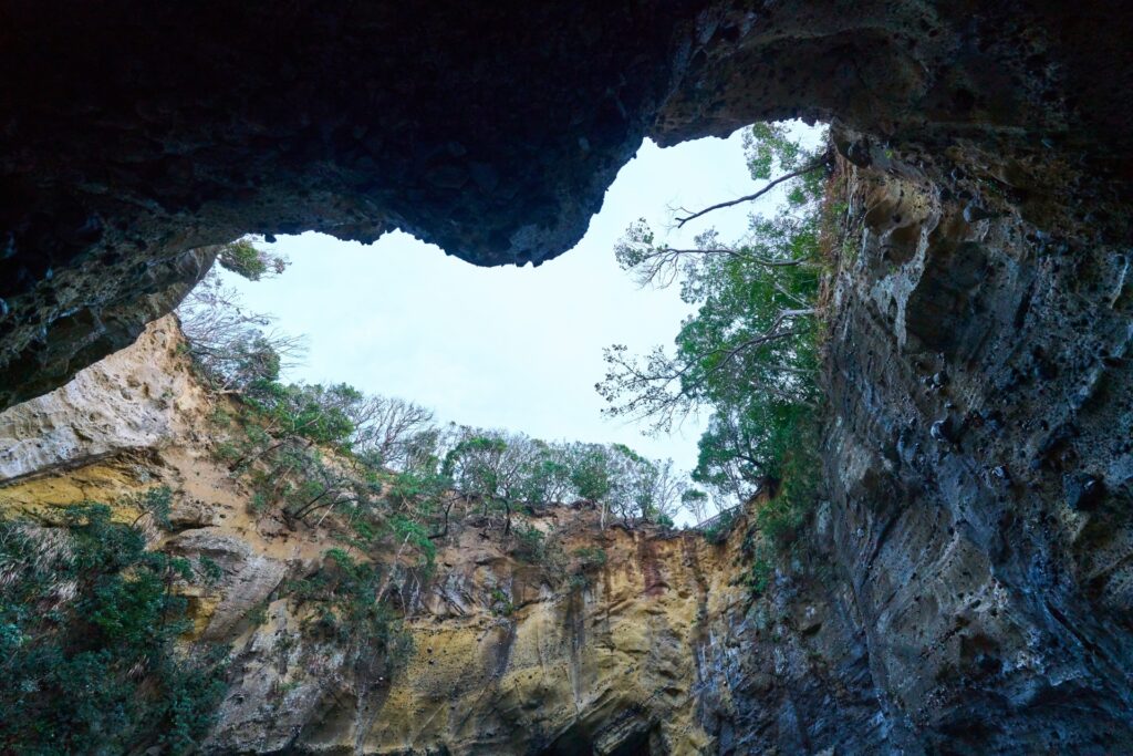 上空がハートに見える龍宮窟