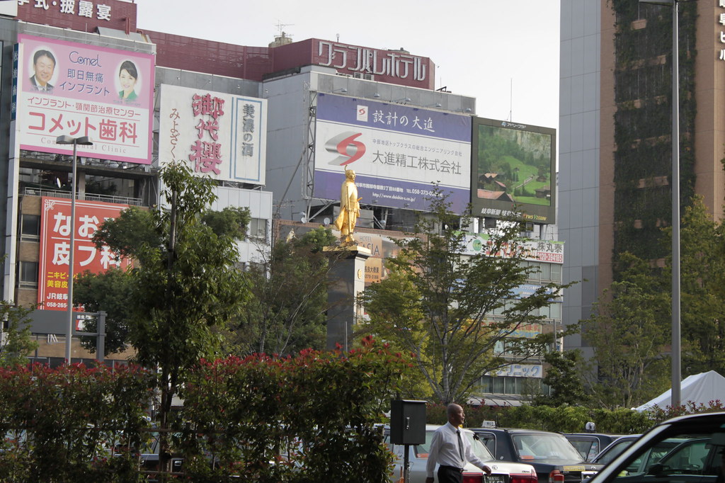 岐阜駅前に佇む織田信長像