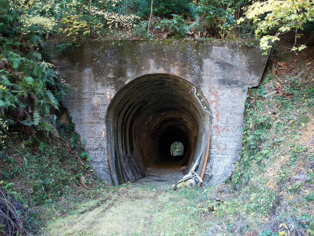 廃線小路を歩いてタイムスリップ