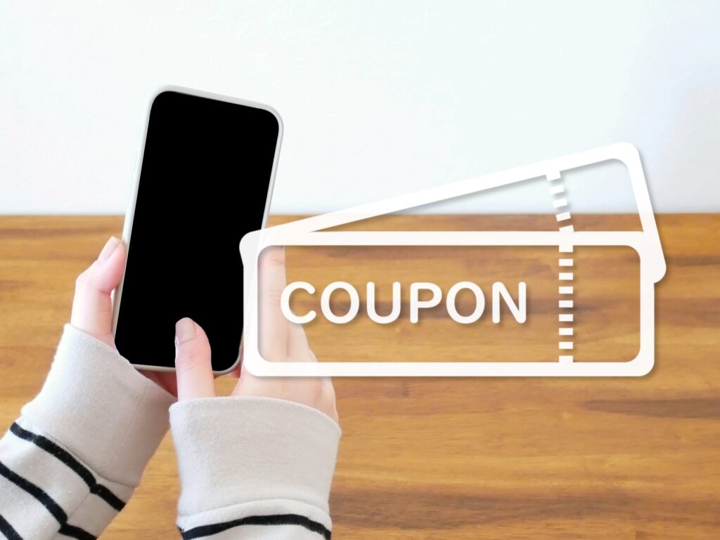 クーポンを探す女性