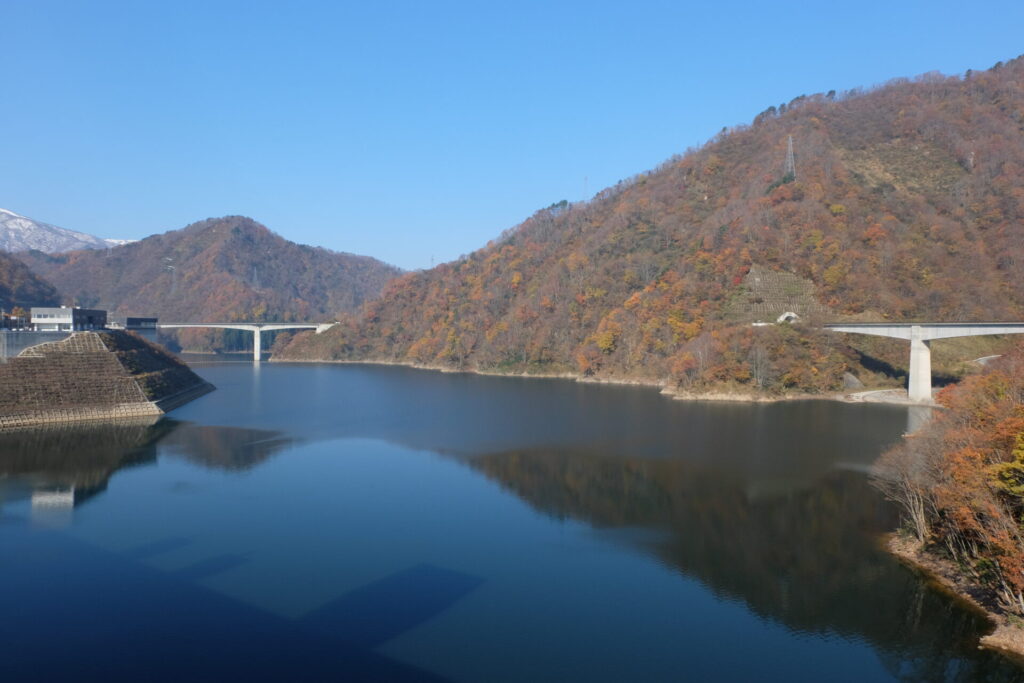 三淵渓谷につながる、ながい百秋湖　山形県