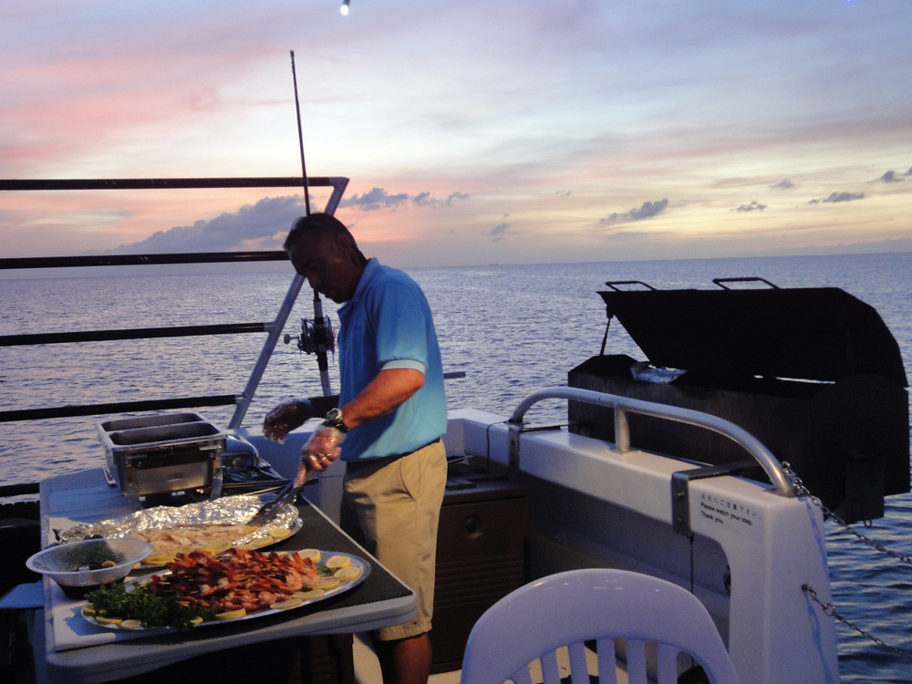 サンセットを見ながらディナー楽しめるグアムのクルーズ船