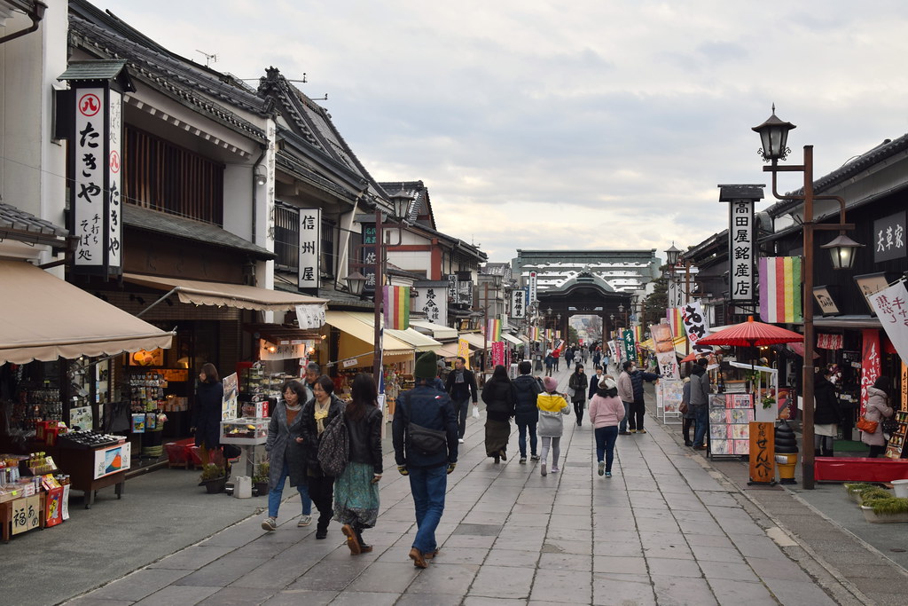 観光客で賑わう長野の善光寺仲見世通り