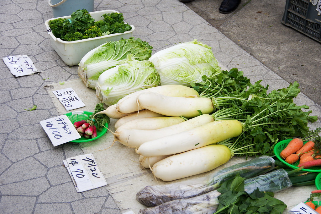 地元の新鮮な野菜薬だものが並ぶ土肥特産市
