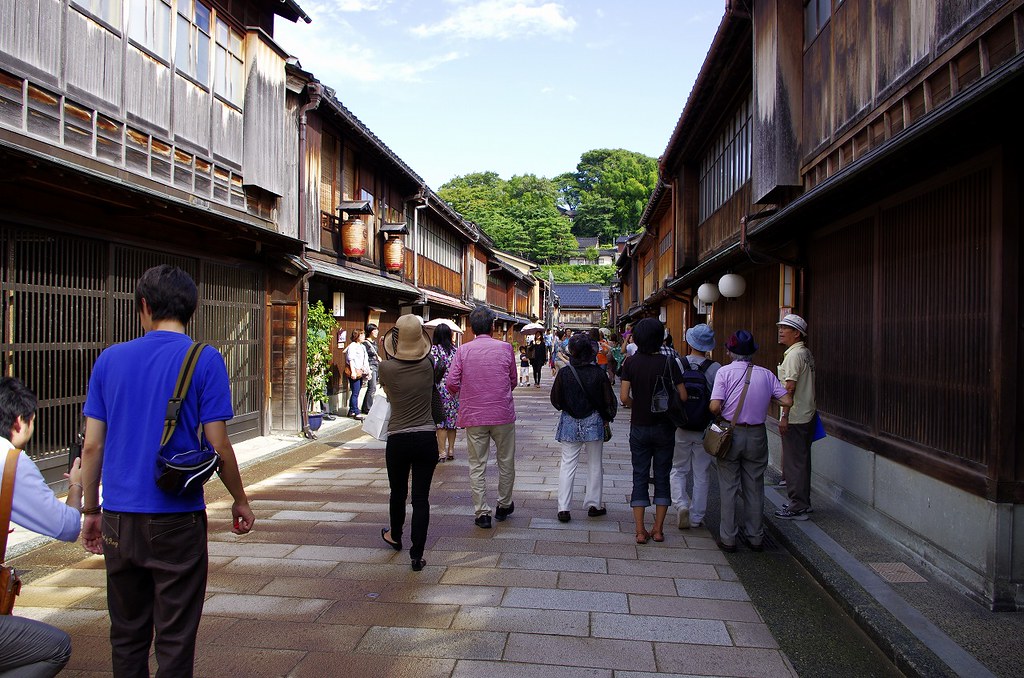 ひがし茶屋街をゆっくりと散策する