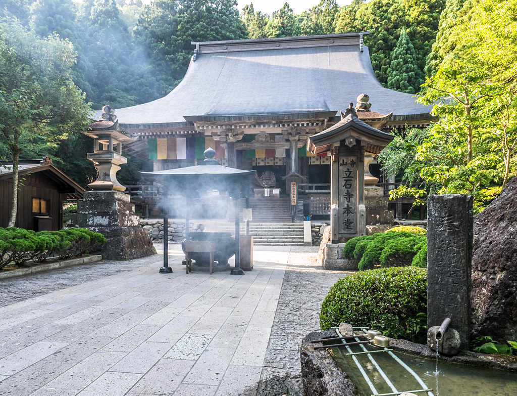 山形市に位置する歴史ある寺院の宝珠山立石寺