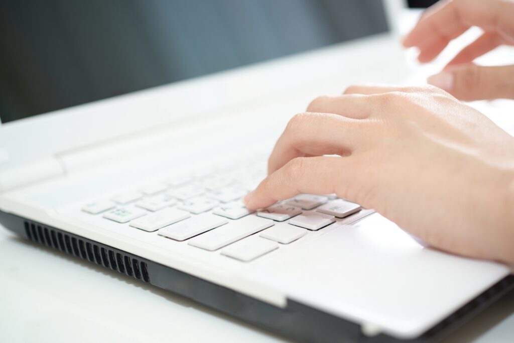 パソコンを操作する女性