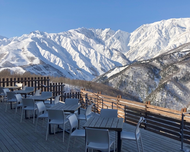 白馬の絶景カフェ・HAKUBA MOUNTAIN HARBORのテラス席