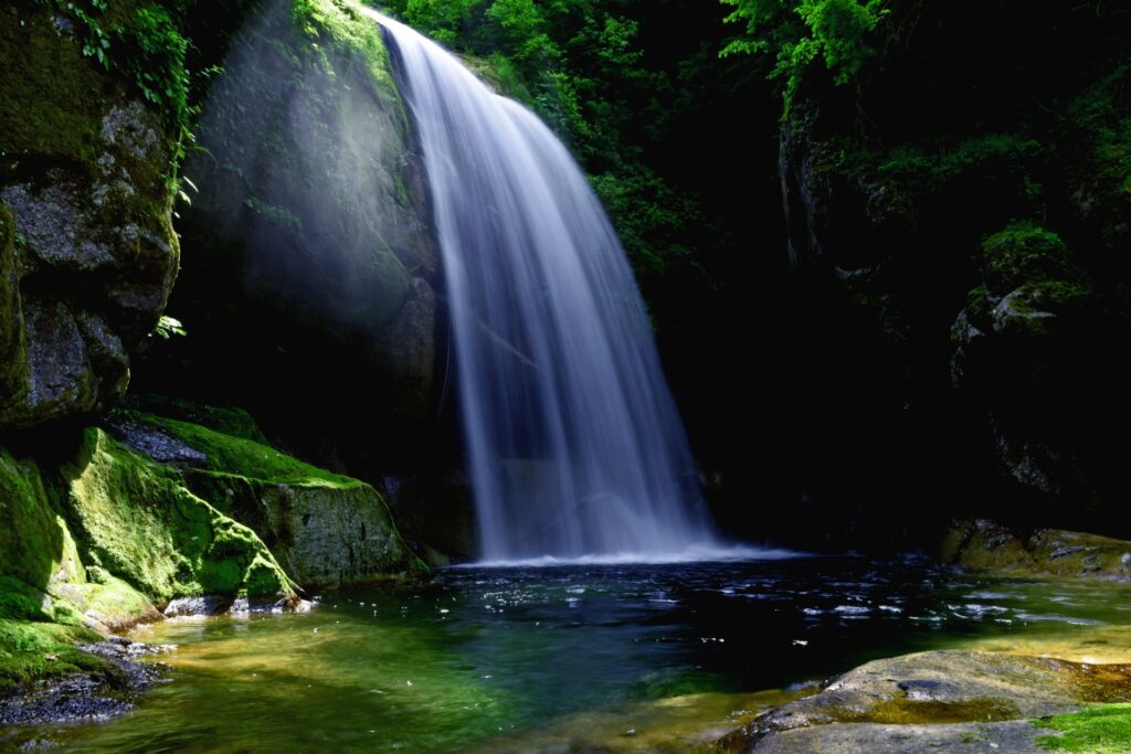 神秘的で美しい尾白川渓谷