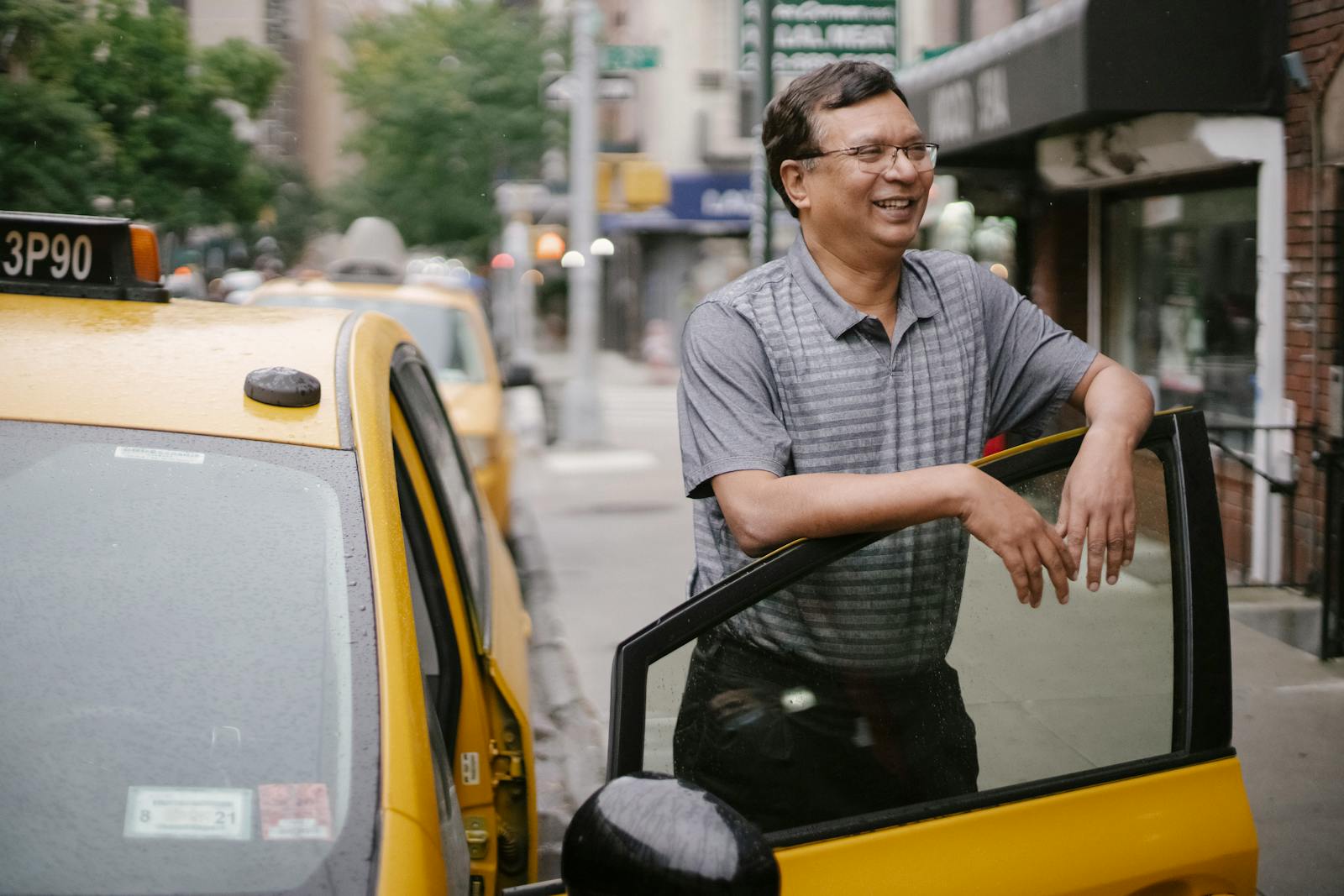 シンガポール市内の早朝にホテルからタクシーで空港へ向かう