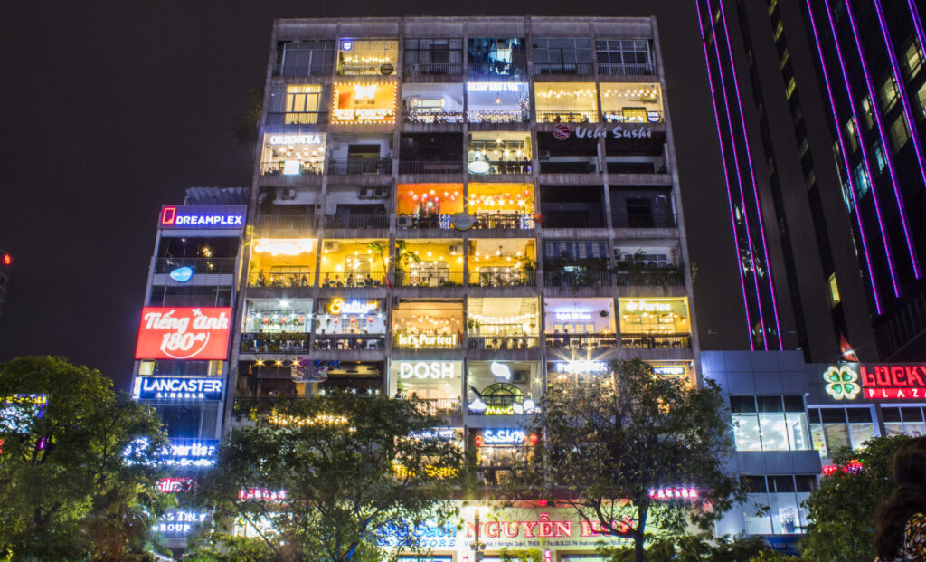 ホーチミン市の中心部に位置する9階建てのビル