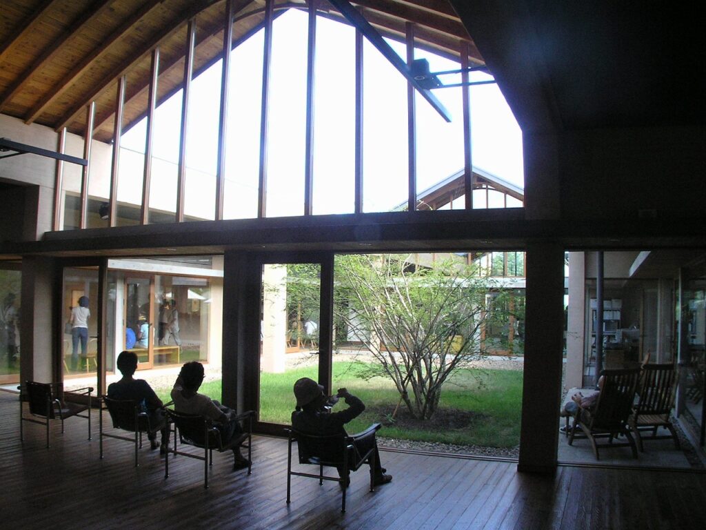 長野県で絵本作家いわさきちひろの世界を楽しめる「安曇野ちひろ美術館」