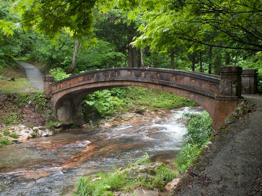 夏の銀山温泉付近の橋と清流　山形県