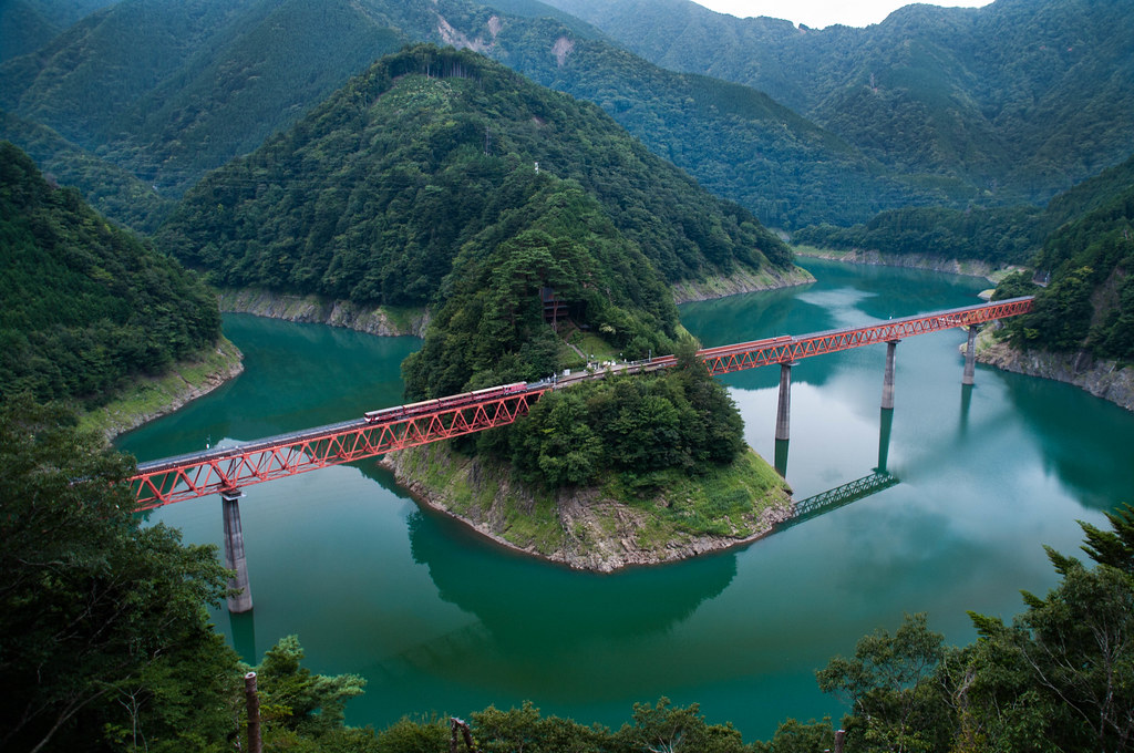 まるで湖に浮かぶ奥大井湖上駅