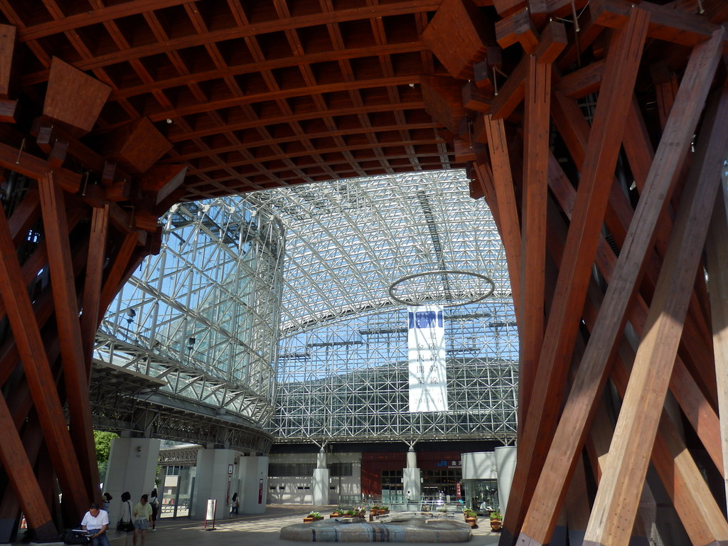 金沢駅にあるおもてなしドームを中から見た様子