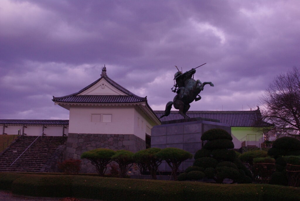 最上義光公騎馬像と山形城東追手門