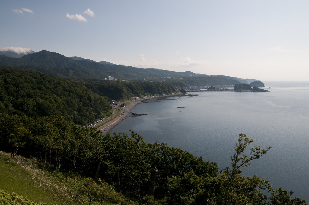 青い海と緑の山々が望める夏のプユニ岬