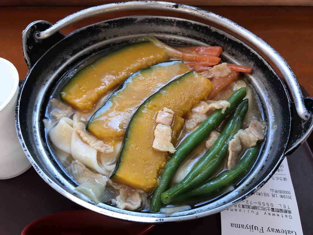 山梨県の代表的な郷土料理「ほうとう」