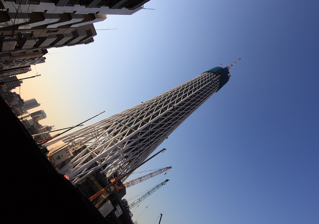 下から見上げる東京スカイツリー