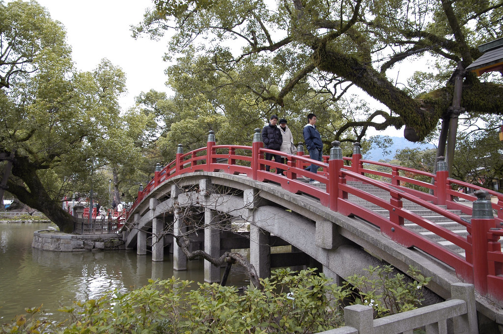 太宰府天満宮にある橋を渡る人