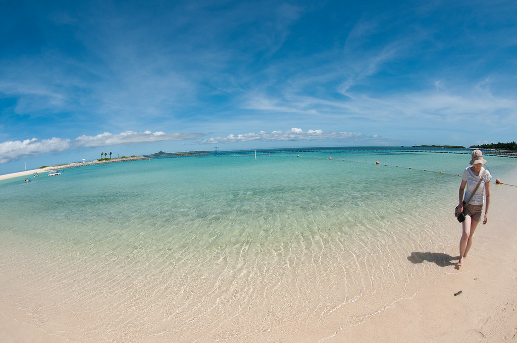 白い砂浜と透き通る海が魅力のエメラルドビーチ