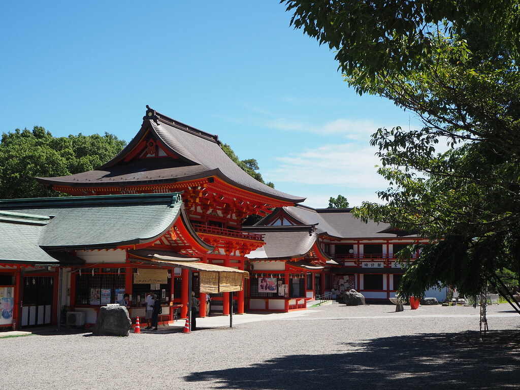 朱色の社殿が美しい近江神宮