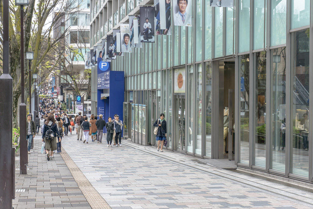東京で買い物を楽しむ観光客のイメージ画像