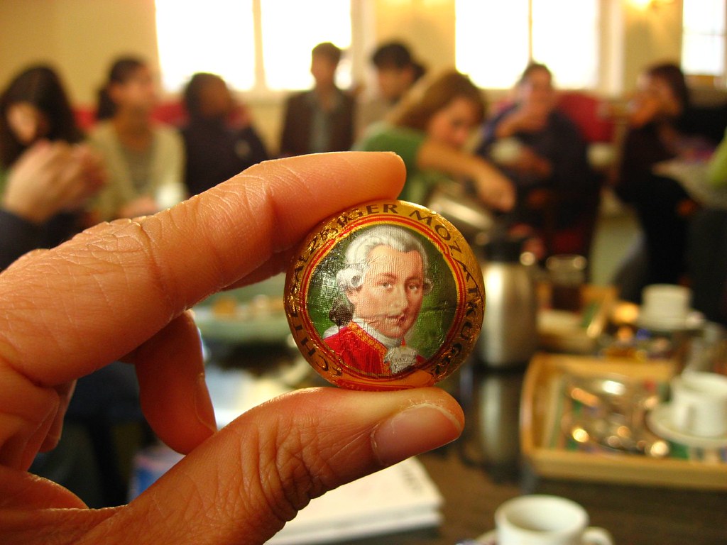 オーストリア定番のお土産のひとつ「モーツァルトクーゲル」