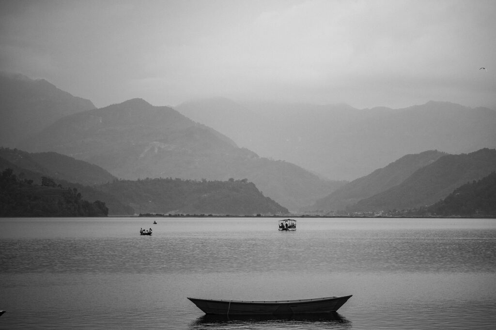 フェワ湖の湖畔にあるレストランでディナー