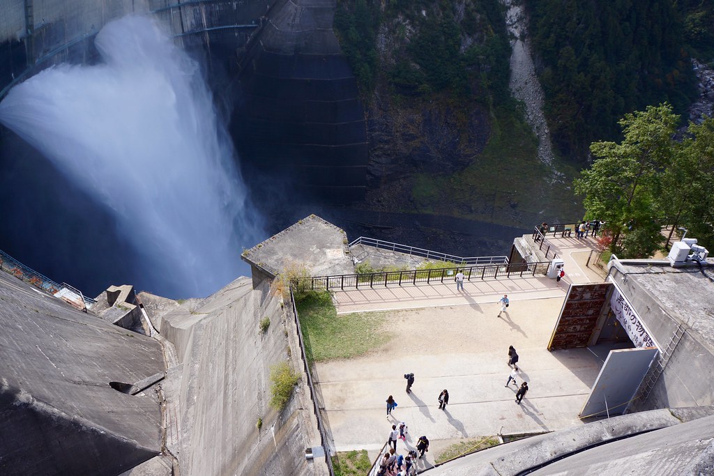 遠くから撮影した黒部ダムの放水