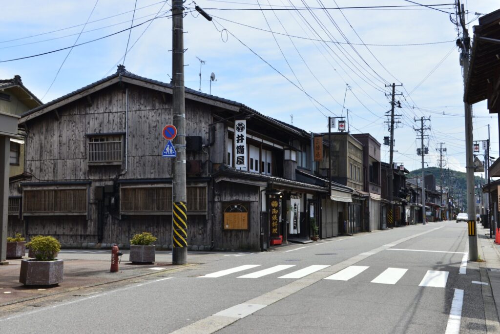 通りから見た千年鮭井筒屋の店構え