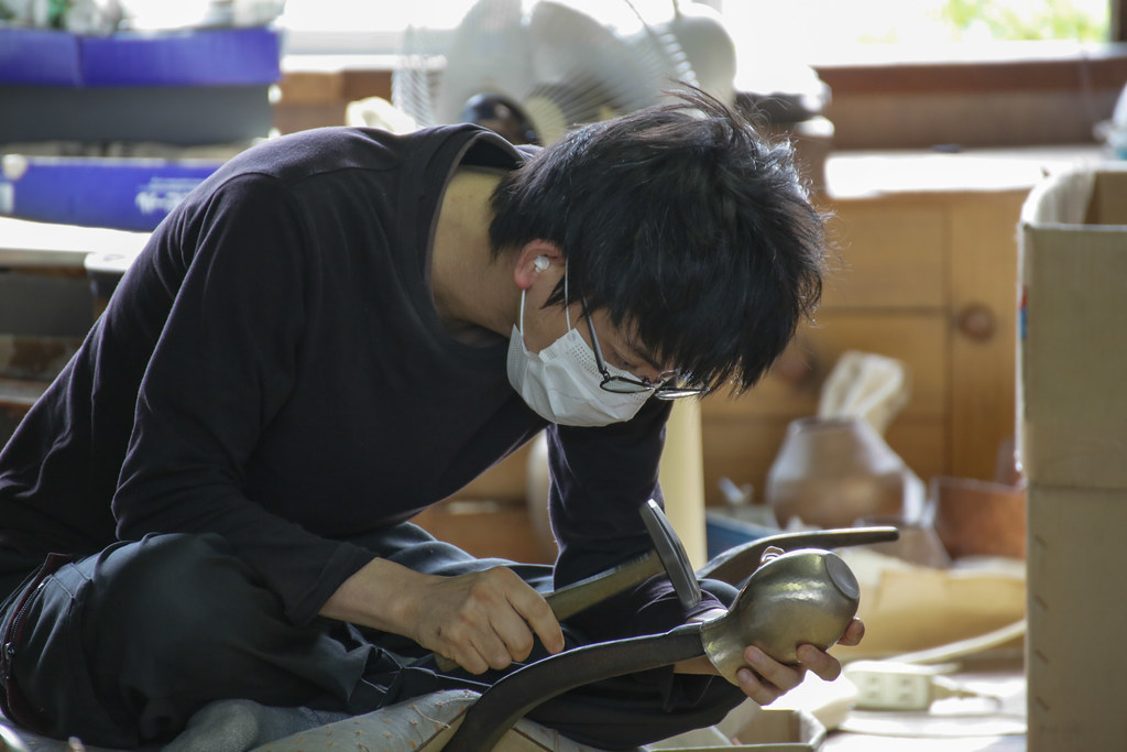 玉川堂で作業中の男性