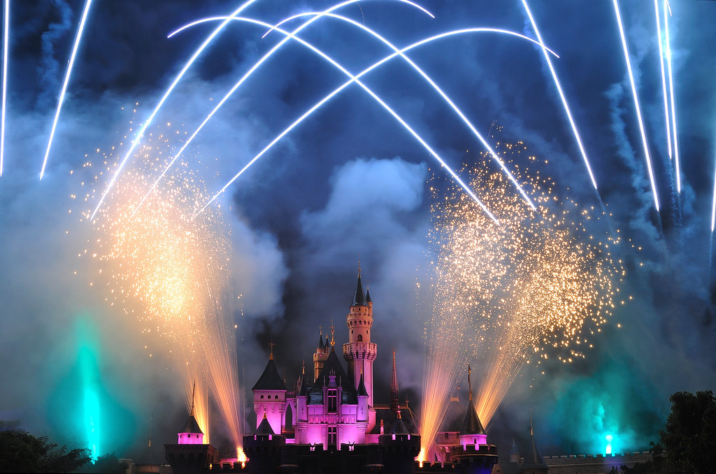香港のディズニーランドで花火ショー
