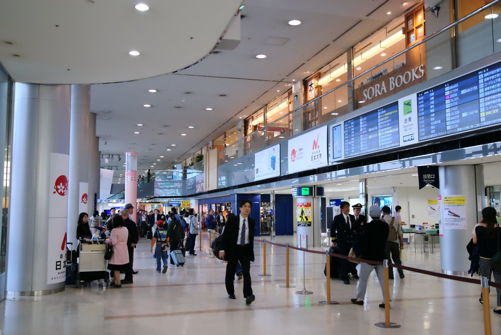 人が行きかう福岡空港の様子