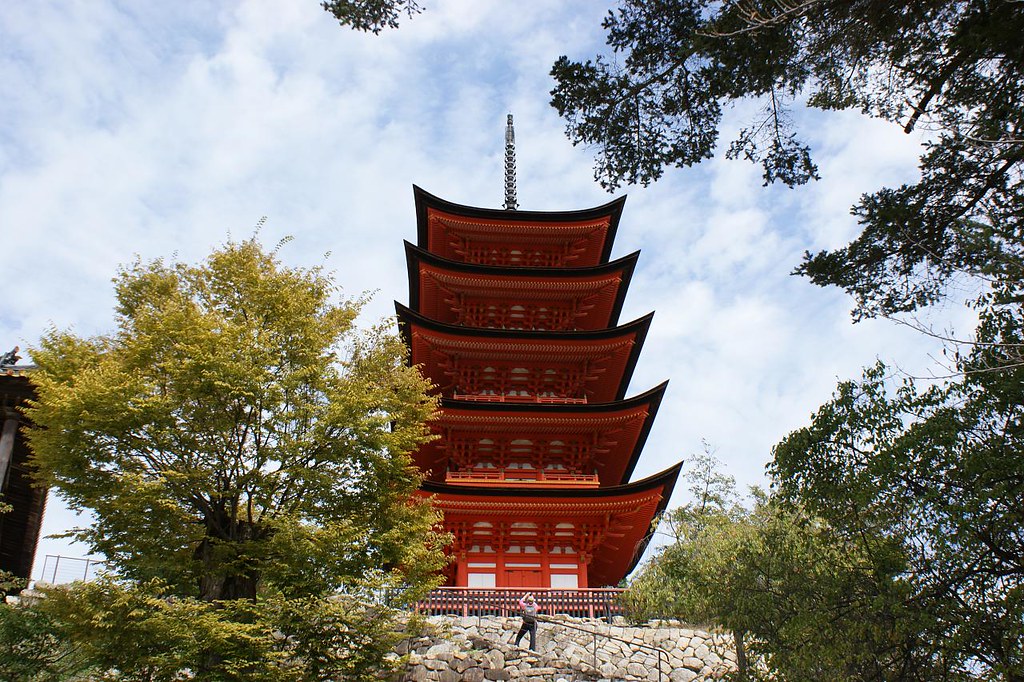 朱色が美しい宮島の五重塔