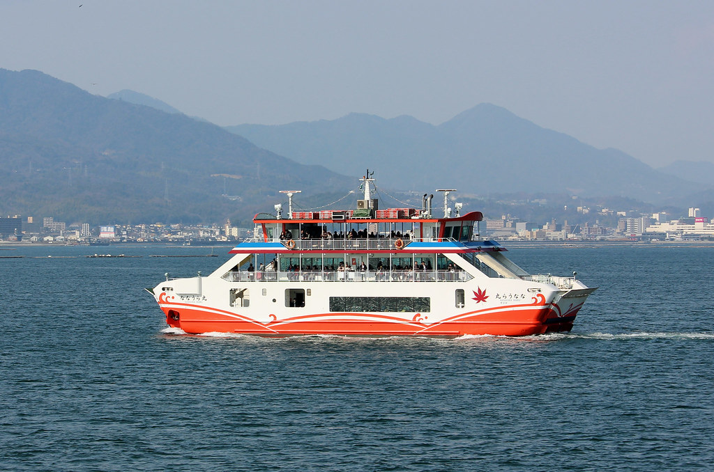 宮島から厳島神社へ向かうフェリー