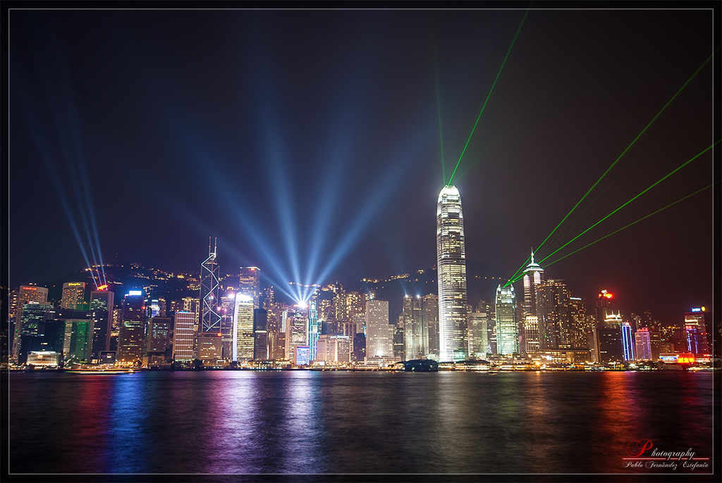 香港の夜景を彩る「シンフォニー・オブ・ライツ」を鑑賞