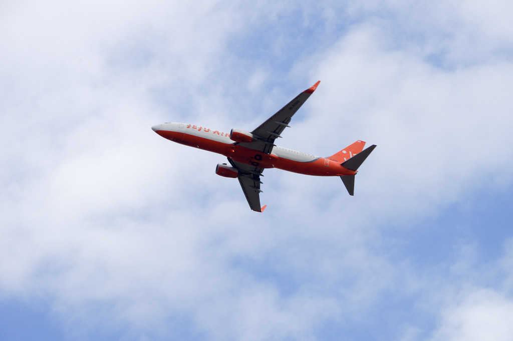 空を飛ぶ飛行機