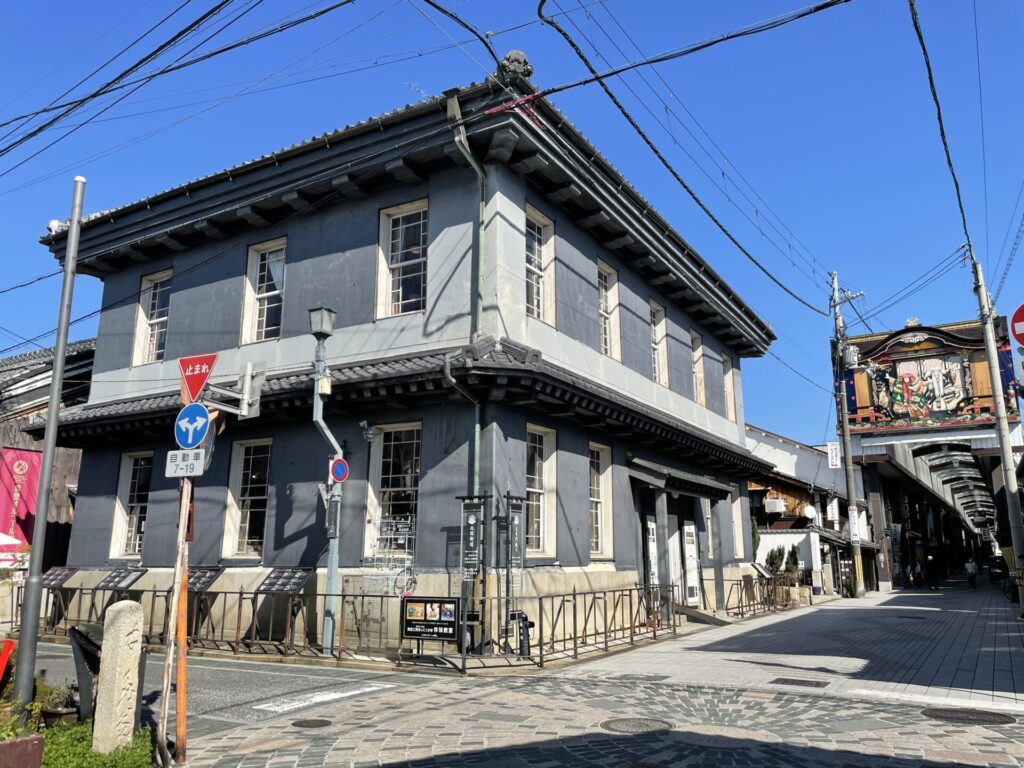 琵琶湖観光で訪れたい歴史的街並み「黒壁スクエア」