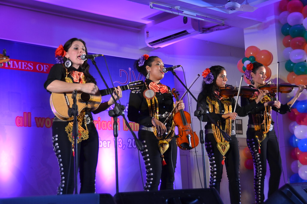 ガリバルディ広場で本場のマリアッチ音楽を楽しむ